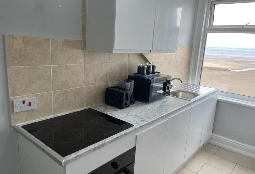 דירת חדר נוף לים, The Clarendon