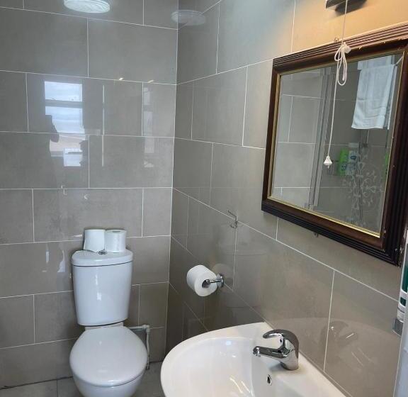 דירת חדר נוף לים, The Clarendon