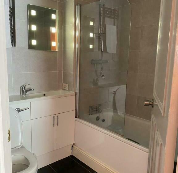 חדר סטנדרט לשלושה, The Earl Of Derby