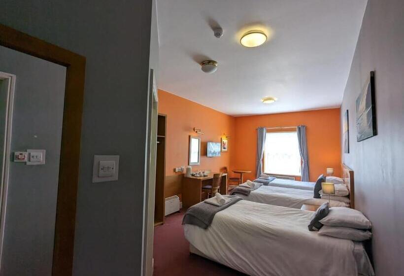 חדר סטנדרט לשלושה, The Earl Of Derby