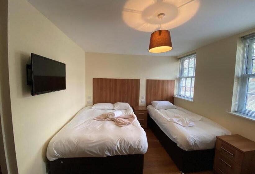 スタンダードトリプルルーム, Wendover Arms