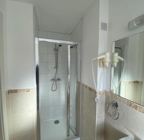 スタンダードトリプルルーム, Wendover Arms