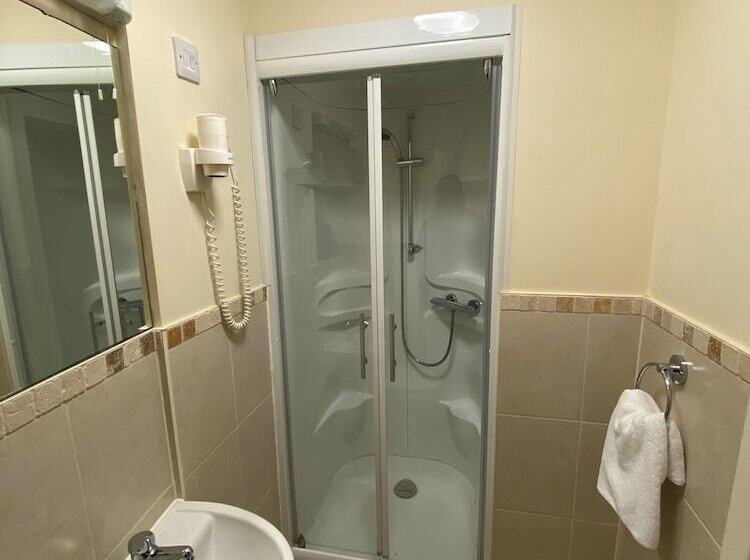 Номер Стандарт Трехместный, Wendover Arms