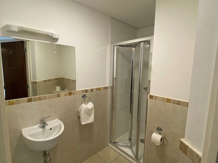 スタンダードトリプルルーム, Wendover Arms