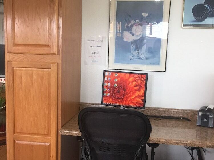 스위트, Northwoods Motel