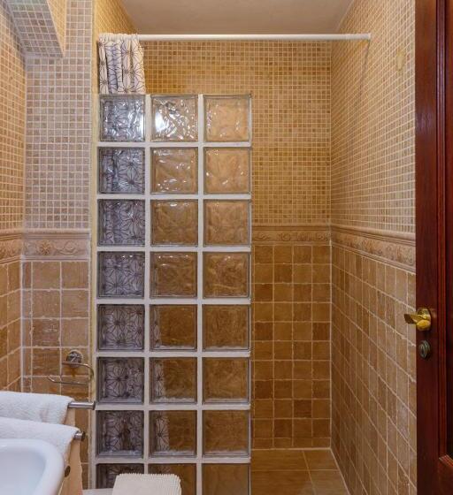 غرفة قياسية ثلاثية مزودة بشرفة, Dios Esta Bien