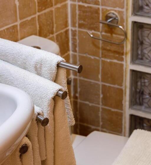 غرفة قياسية ثلاثية مزودة بشرفة, Dios Esta Bien