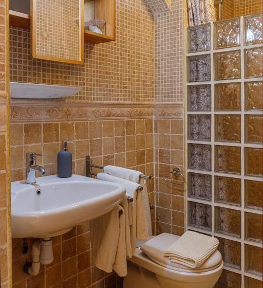 غرفة قياسية ثلاثية مزودة بشرفة, Dios Esta Bien