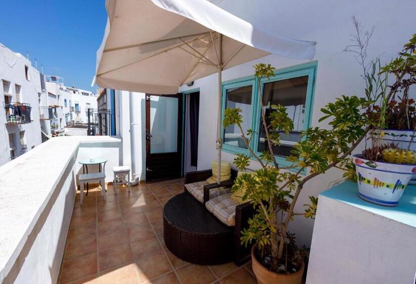 غرفة قياسية مزوَّدة بتراس, Dios Esta Bien