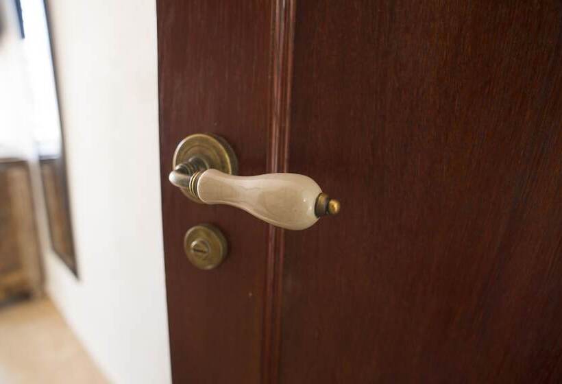 غرفة قياسية مزوَّدة بتراس, Dios Esta Bien