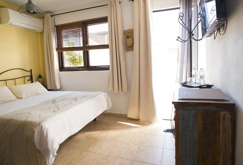 غرفة قياسية مزوَّدة بتراس, Dios Esta Bien