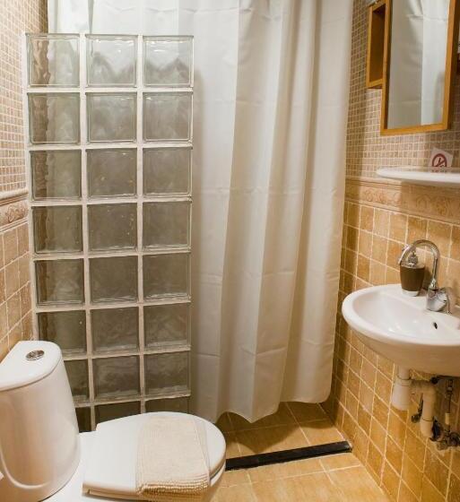 غرفة قياسية ثلاثية مزودة بشرفة, Dios Esta Bien