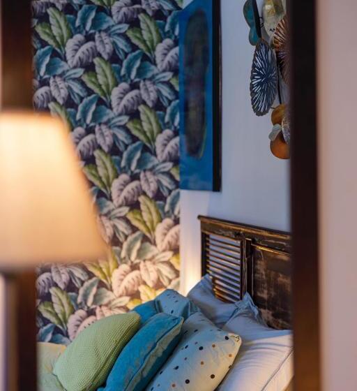 غرفة قياسية مزوَّدة بتراس, Dios Esta Bien