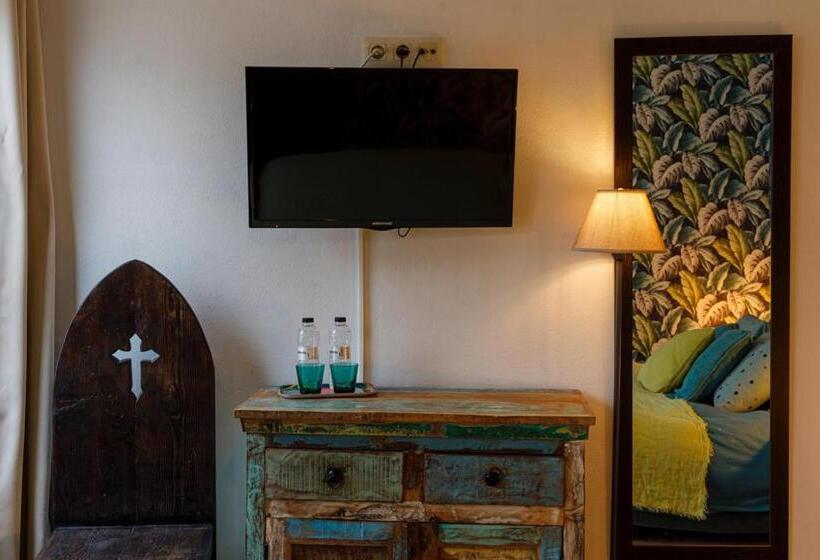 غرفة قياسية مزوَّدة بتراس, Dios Esta Bien