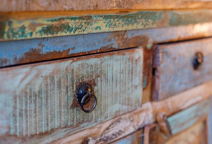 غرفة قياسية مزوَّدة بتراس, Dios Esta Bien