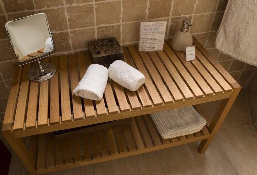 غرفة قياسية مزوَّدة بتراس, Dios Esta Bien