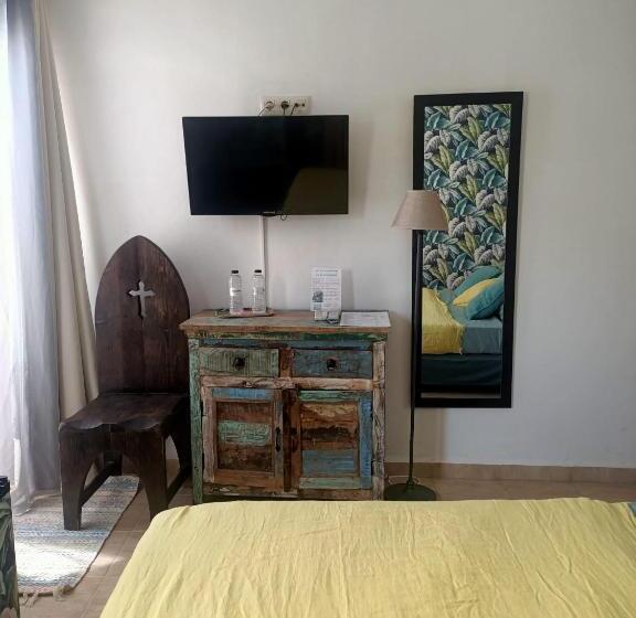 غرفة قياسية مزوَّدة بتراس, Dios Esta Bien