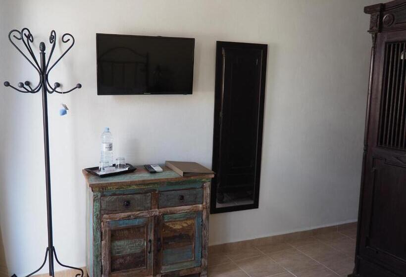 غرفة قياسية مزوَّدة بتراس, Dios Esta Bien