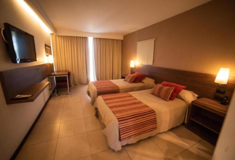 اتاق ساده سه‌ نفره, Estilo Mb  Villa Carlos Paz