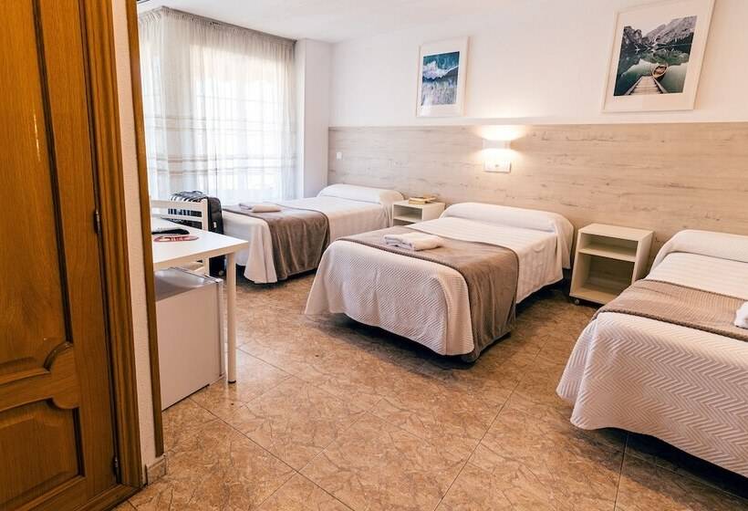 Номер Стандарт Трехместный, Hostal Gran Vía