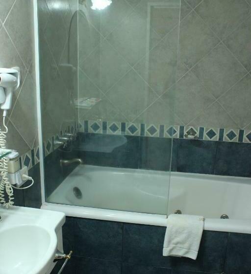 غرفة كلاسيكية ثلاثية, Arenas