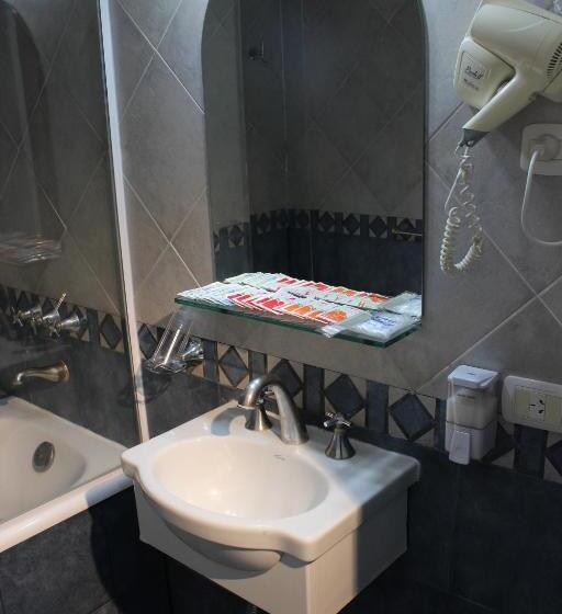 غرفة عائلية, Arenas