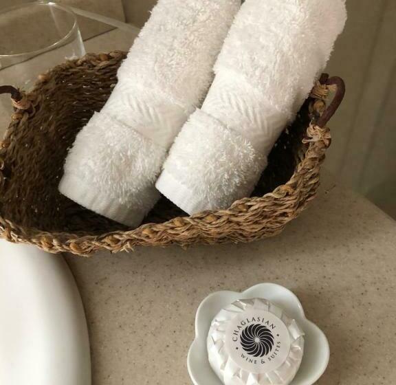 جناح ديلوكس, Chaglasian Wine & Suites