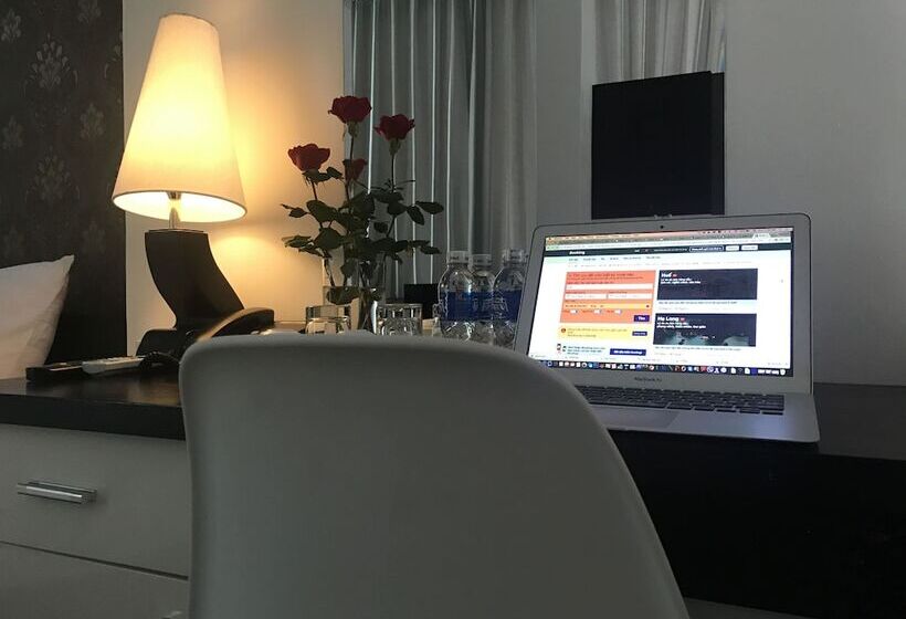 اتاق لوکس, Laurel