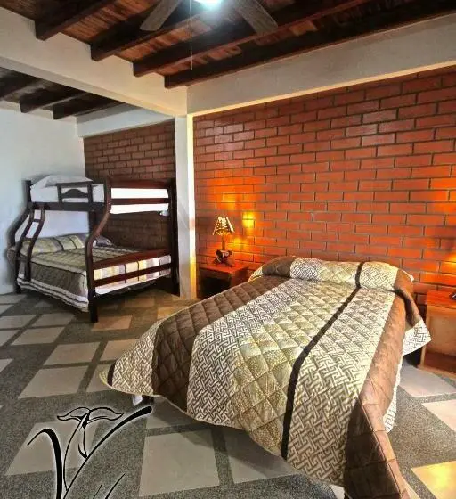 اتاق استاندارد سه نفره, Victor Hugo