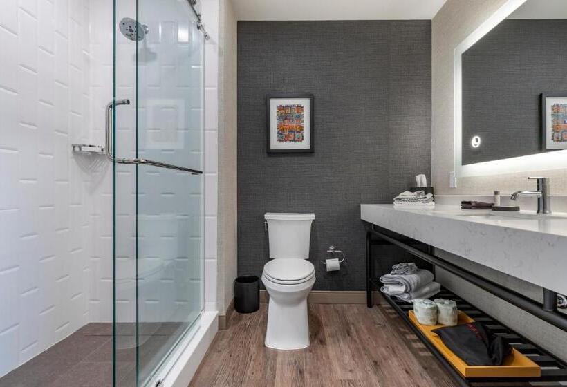 Стандартный четырехместный номер с видом на бассейн, Cambria Hotel Rehoboth Beach