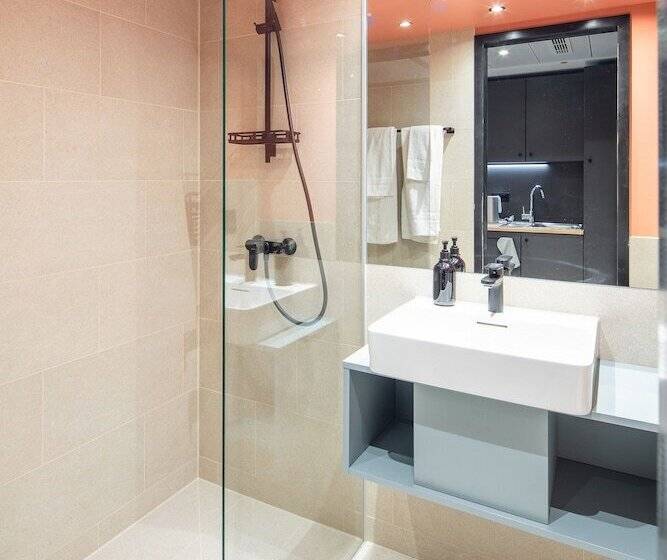 استودیوی استاندارد, The Base Munich