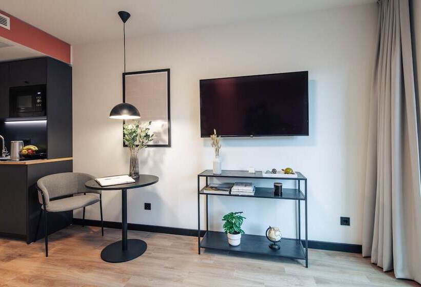 استودیوی استاندارد, The Base Munich