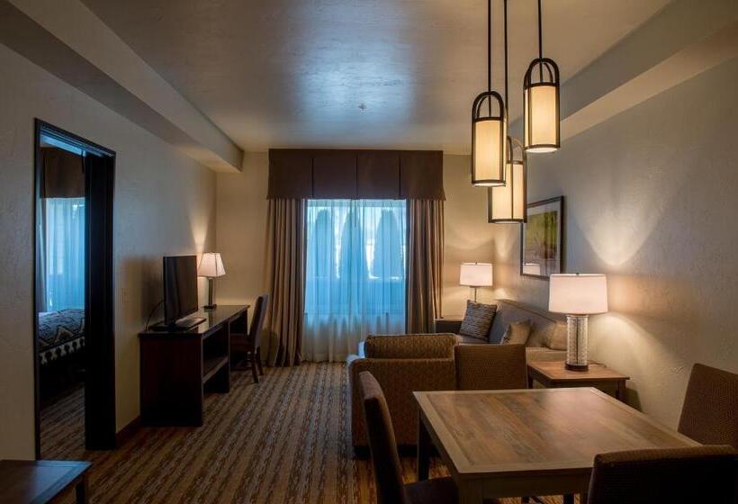 מיטת קינג בסוויטה, Cedar Creek Lodge & Conference Center