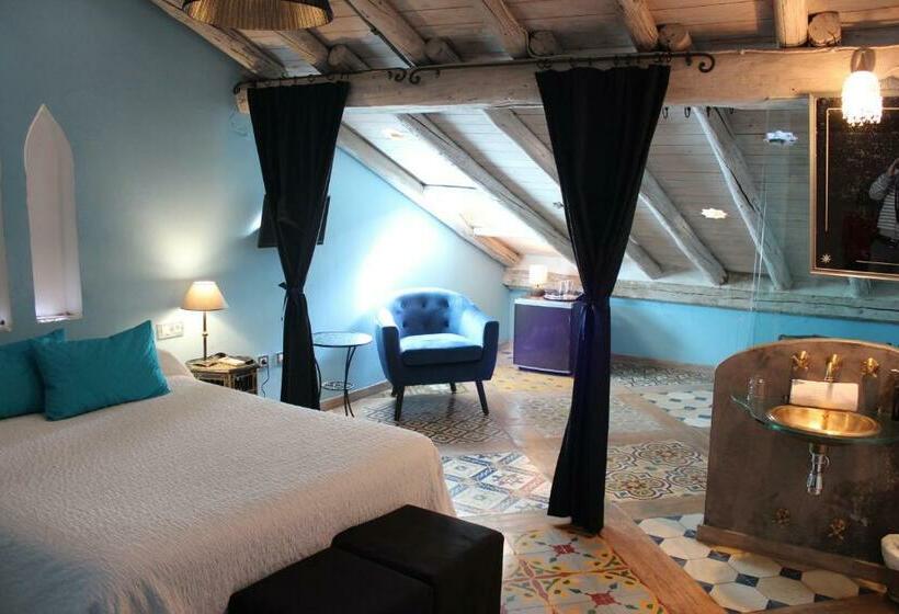 اتاق استاندارد یک نفره, La Boheme