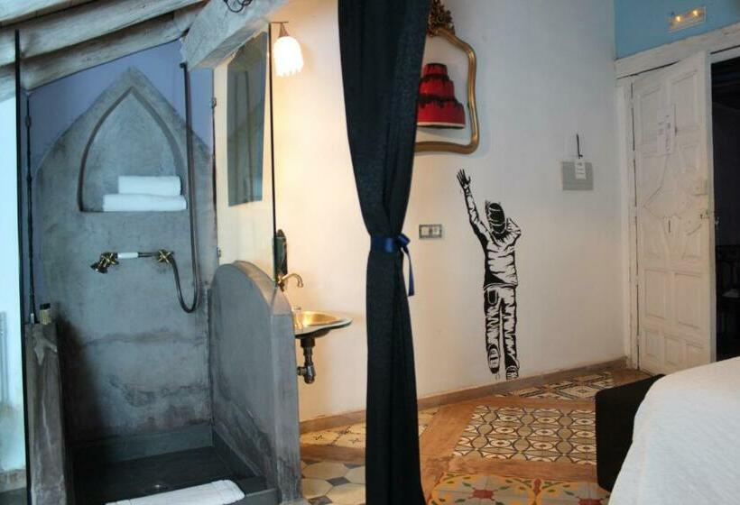 اتاق استاندارد یک نفره, La Boheme