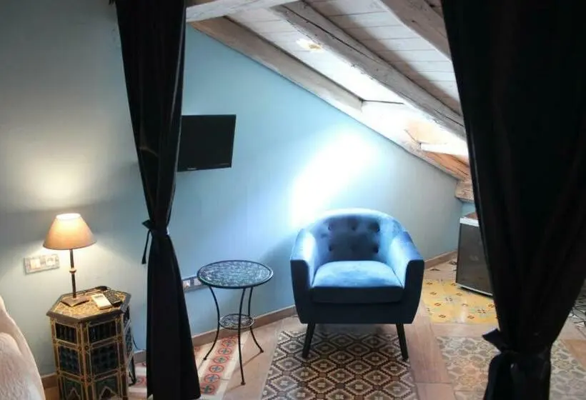 اتاق استاندارد یک نفره, La Boheme