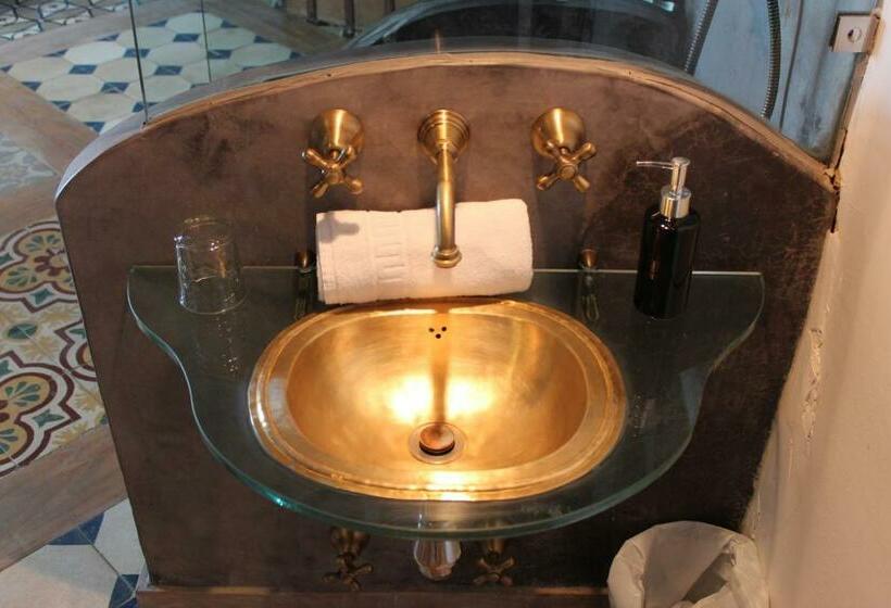 اتاق استاندارد یک نفره, La Boheme