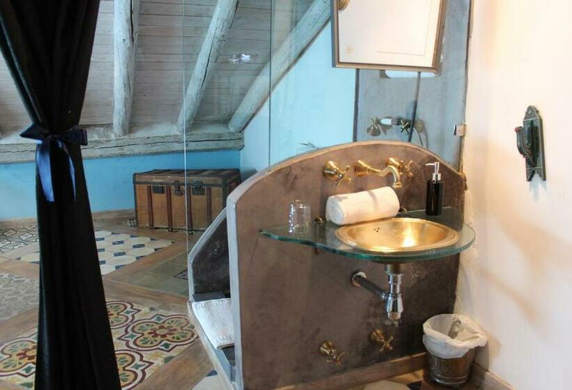 اتاق استاندارد یک نفره, La Boheme