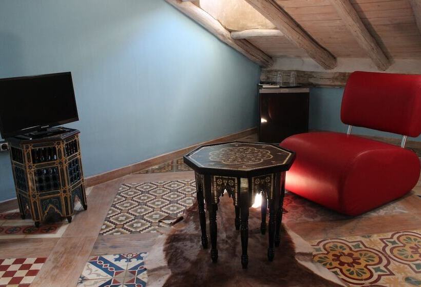 اتاق استاندارد یک نفره, La Boheme