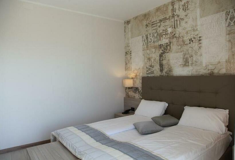 Standardzimmer seitl. Meerblick mit Balkon, Monaco