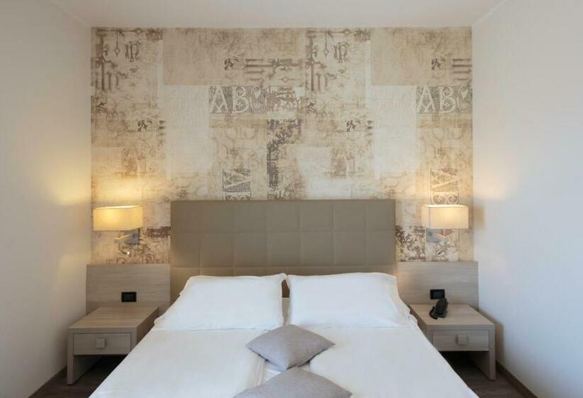 Standardzimmer seitl. Meerblick mit Balkon, Monaco