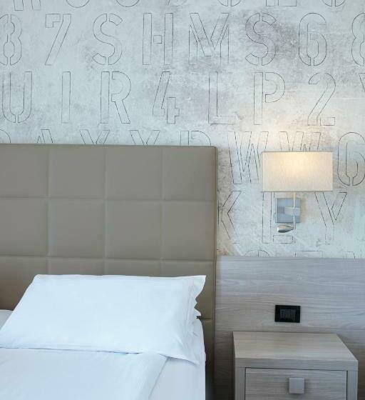 Standardzimmer seitl. Meerblick mit Balkon, Monaco