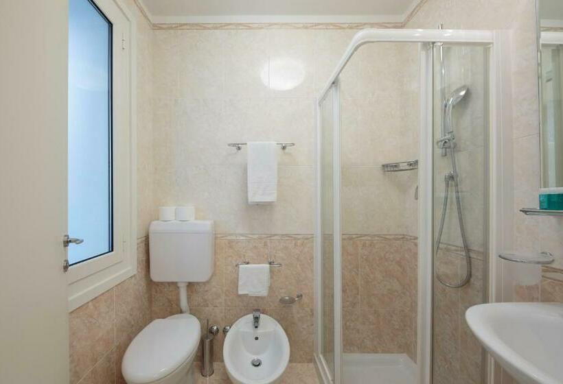 Standardzimmer seitl. Meerblick mit Balkon, Monaco