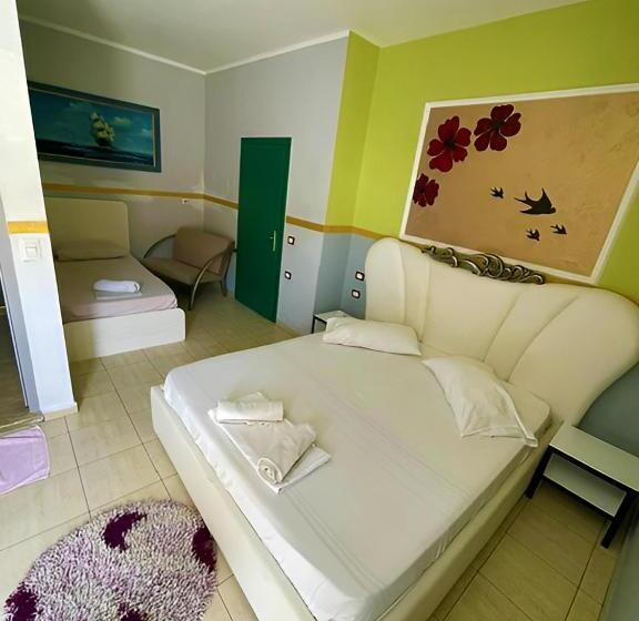 Habitación Triple Estándar con Balcón, Nacional