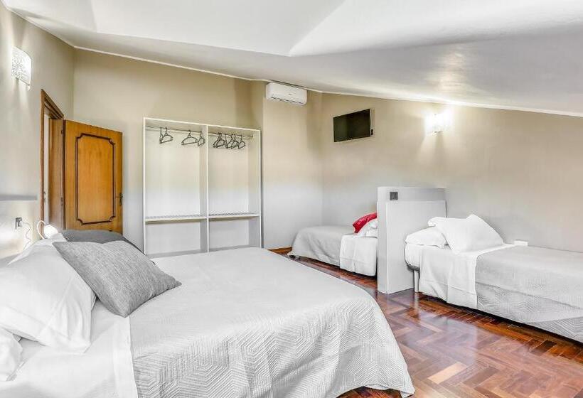 غرفة عائلية, Villa De Santis