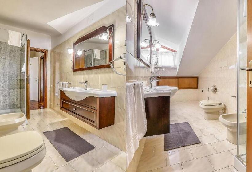 غرفة عائلية, Villa De Santis