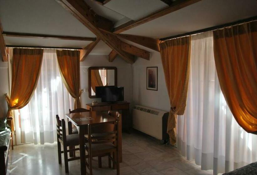 חדר סטודיו סטנדרד, Odysseus Palace