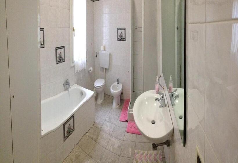 اتاق استاندارد سه تخته با سرویس بهداشتی مشترک, Panorama Bologna Centro