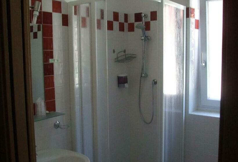 غرفة قياسية ثلاثية, Garni Al Nardis