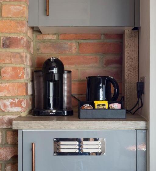 スタンダードルーム, One Broad Street